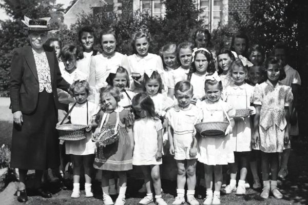 Bossut-4-La-classe-de-Mademoiselle-Delgoffe-a-Bossut-probablement-a-la-fin-des-annees-vers-1940-voir-1950-avec-Cilette-Lebrun