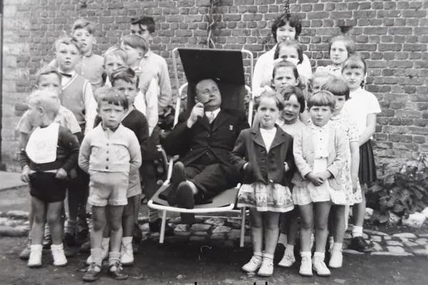 Bossut-9-A-lecole-de-Bossut-Monsieur-Lebrun-et-ses-eleves.-Sans-doute-debut-des-annees-50-60